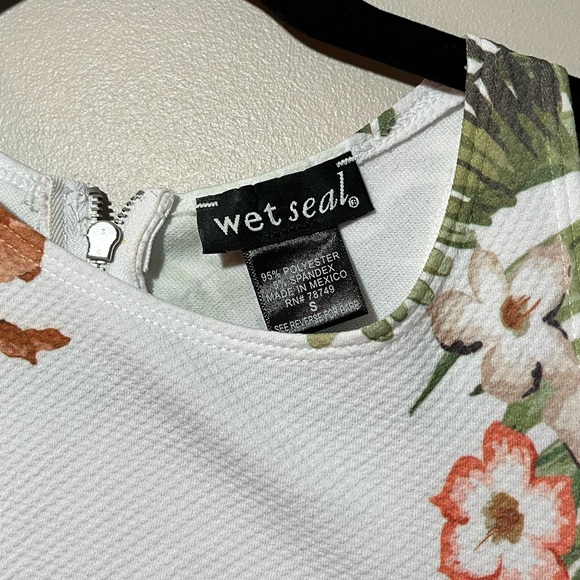 Wet seal floral crop top - Picture 2 of 3